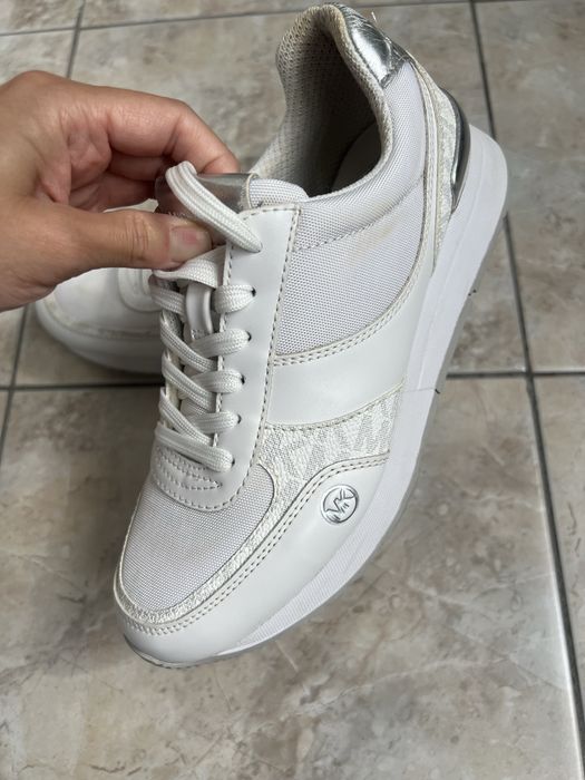 Продам кроссовки оригинал МК 35 размер