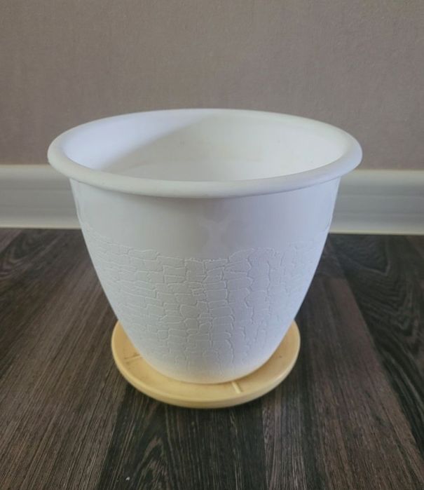 Продам комнатные горшки белые