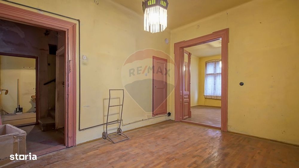 Vilă pe str Alexandru Ioan Cuza, 10 camere, S + P + E, teren 282 mp