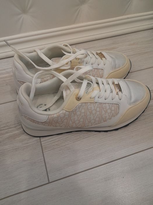 Продаю Женские Кроссовки