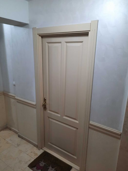 Ușă de intrare din frasin (lemn de esență tare) - crem