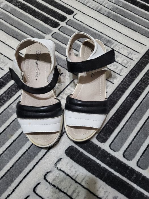 Vând sandale dama piele