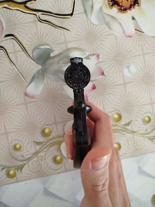 Заголовок: Прочный Металлический Револьвер (на пистонах)