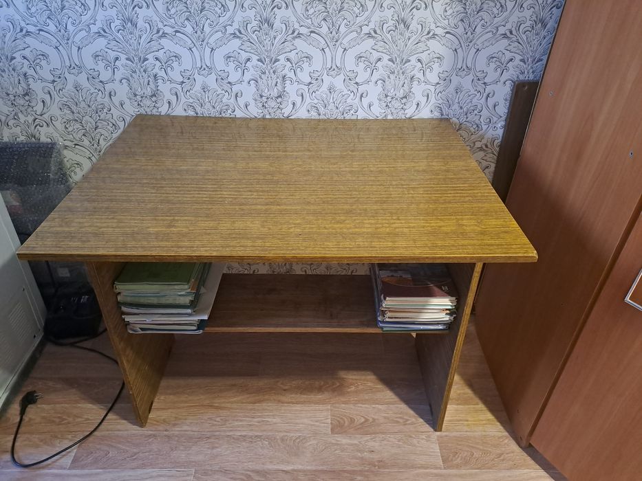 Стол продам лакированный