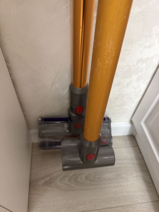 Aspirator original Dyson V8 Absolute - cu baterie noua de 12000 - perfect functional