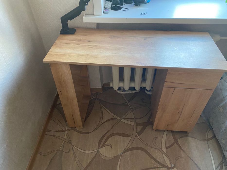 Продам письменный стол , цвет дерева,