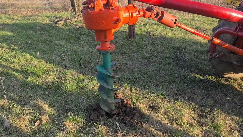 Vând foreză / burghiu de pământ pentru tractor, funcțională, completă, cu 2 burghie.