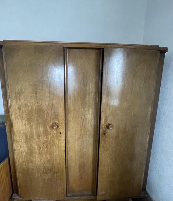 Старинен гардероб от орех