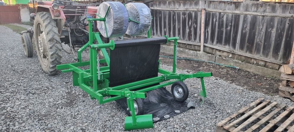 Masina de bilonat sí intins folie.