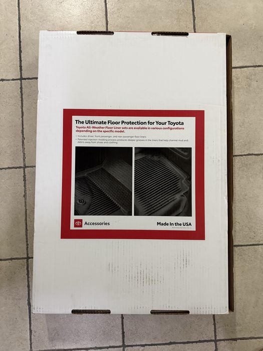 Коврик на авто (RAV4). Оригинал.