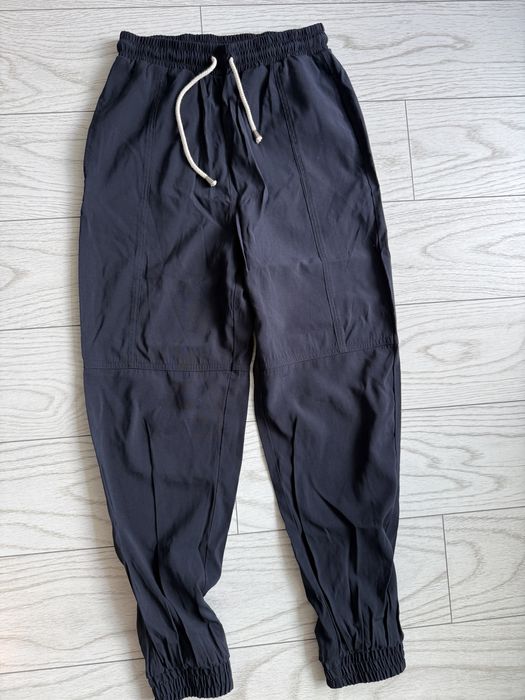 Pantaloni lejeri Zara • XS