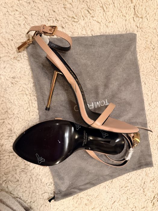 Sanda dama Tom Ford roz