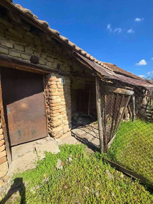 Продава се имот в с. Староселци, обл. Плевен 1 декар двор, две къщи, лятна кухня и селскостопански постройки