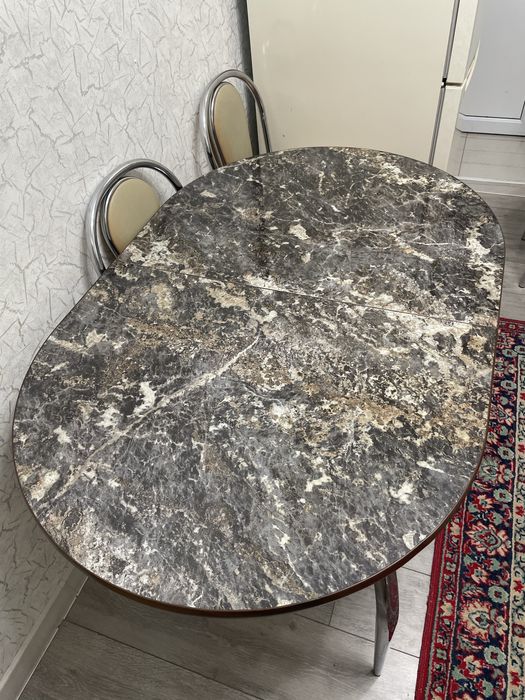 Кухонный стол и стулья