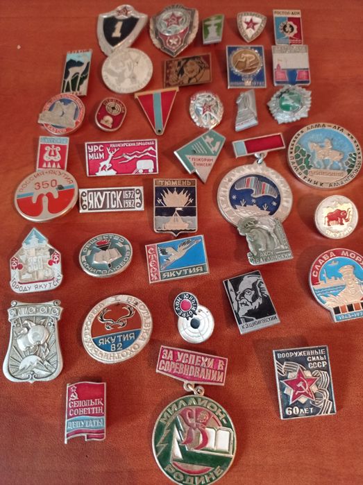 Продам значки и монеты