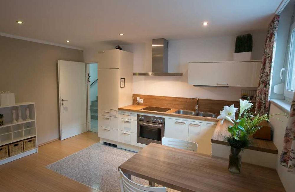 Дава се под наем Етаж от къща в Пловдив, Беломорски - 70 кв.м за 357 € - Снимка #2