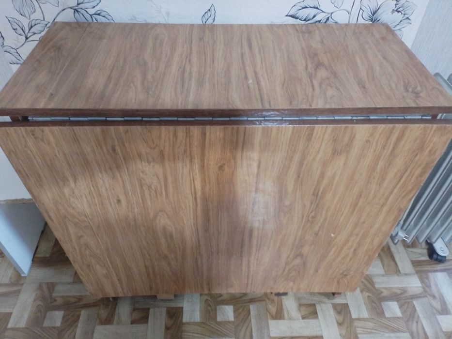 Продам стол тумба лакированная  в хорошем состоянии