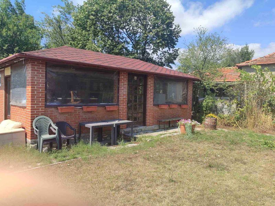 Две самостоятелни къщи в делим двор в с. Ген. Кантарджиево