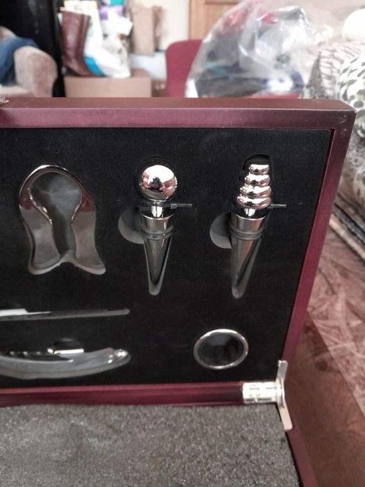 Trusă accesorii desfăcut sticle  cu pahare Chatou Franța