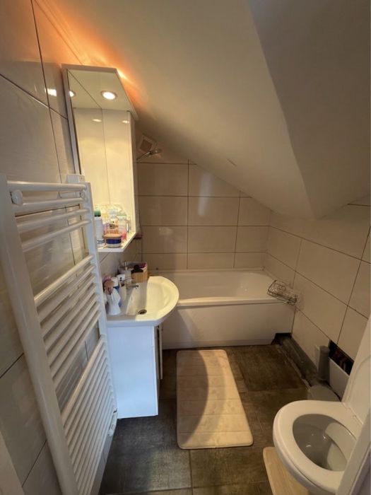 Apartament spațios cu mansardă și scară interioară – 2 Băi | Parcare | Toate utilitățile