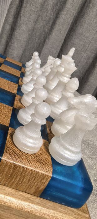 ШАХ - дърво (масив) и епоксидна смола, с LED осветление