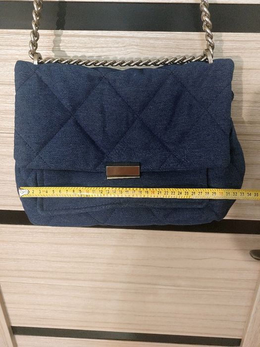 Mango Committed Collection — джинсовая стёганая сумка на цепочке