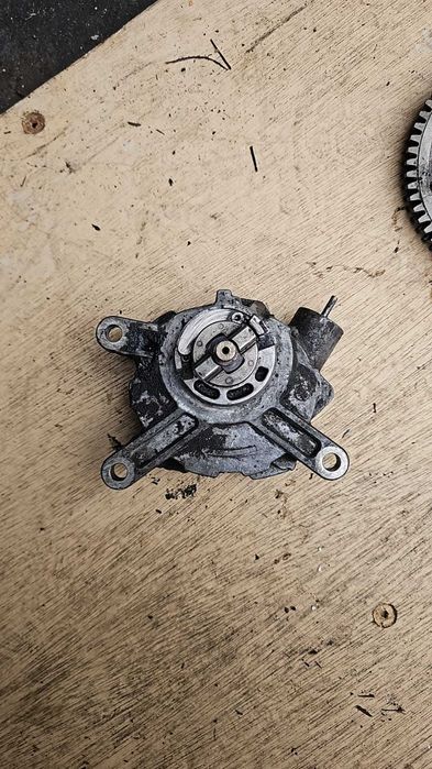 Насос вакуумный передний на Toyota Land Crusier 200