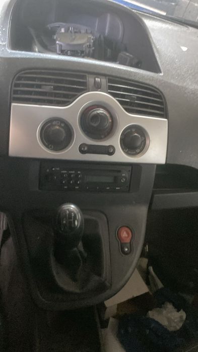 Dezmembrez Renault Kangoo 1.5 diesel 2010
