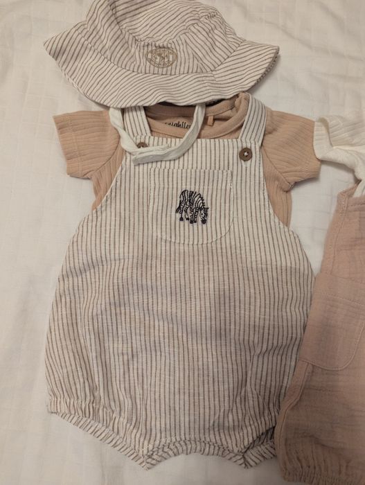 Дрешки за новородено 2 броя + шапка