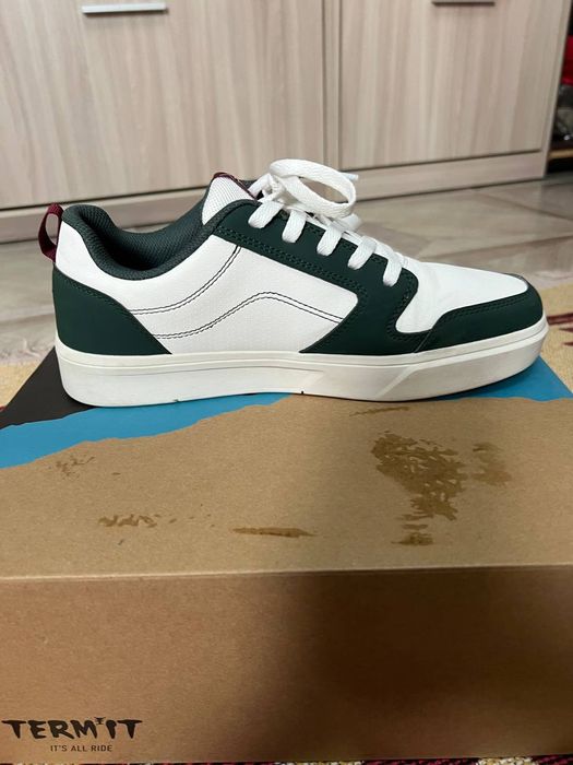 Продам кроссовки