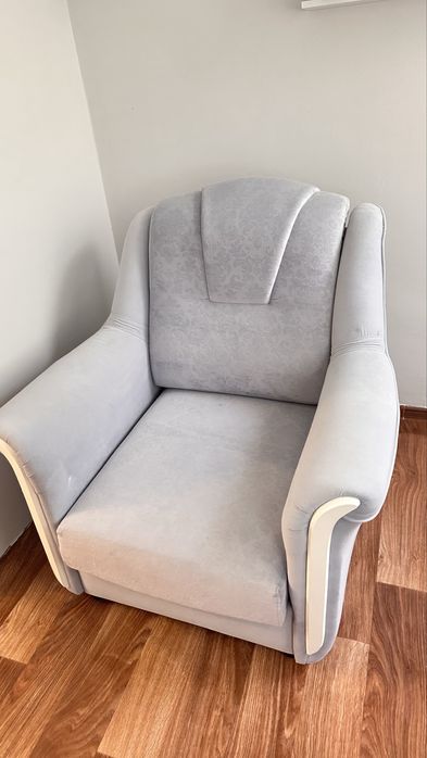 Диван с двумья креслами