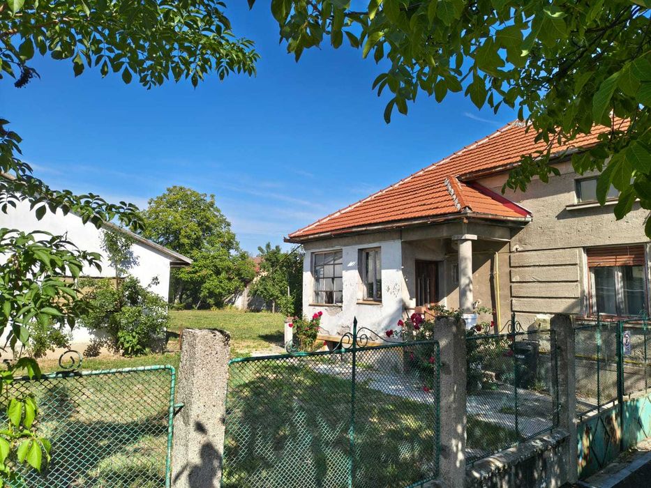 Casă cu teren, cu potențial imobiliar deosebit, zona semicentrală Satu Mare, teren intravilan generos de 9 ari  și o construcție existentă