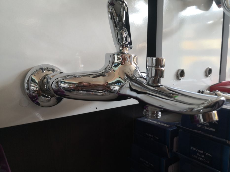 Смесител за баня с изход за слушалка