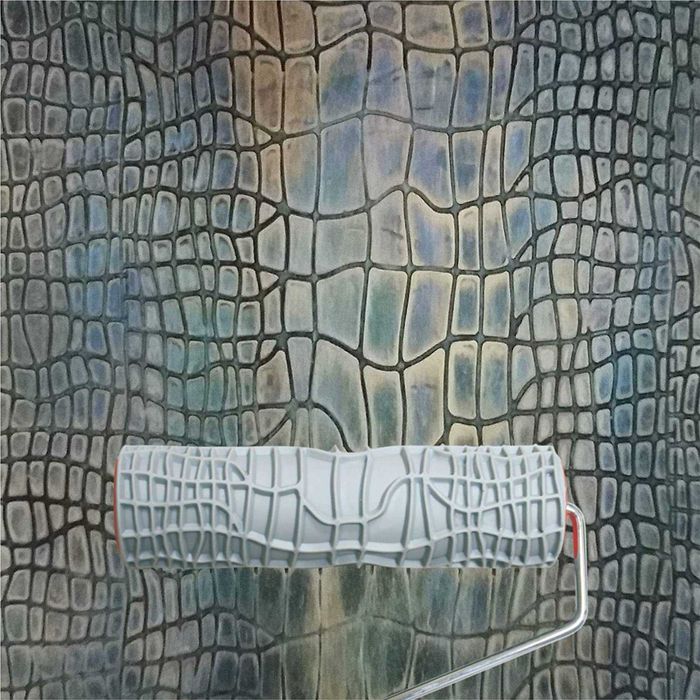 Этап нанесения герметика на поролоновый валик