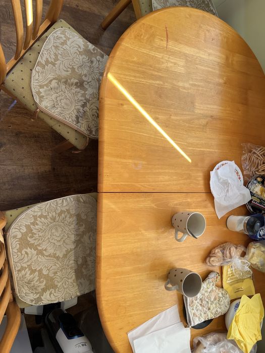 Обеденный стол со стульями. Стол. Стулья.