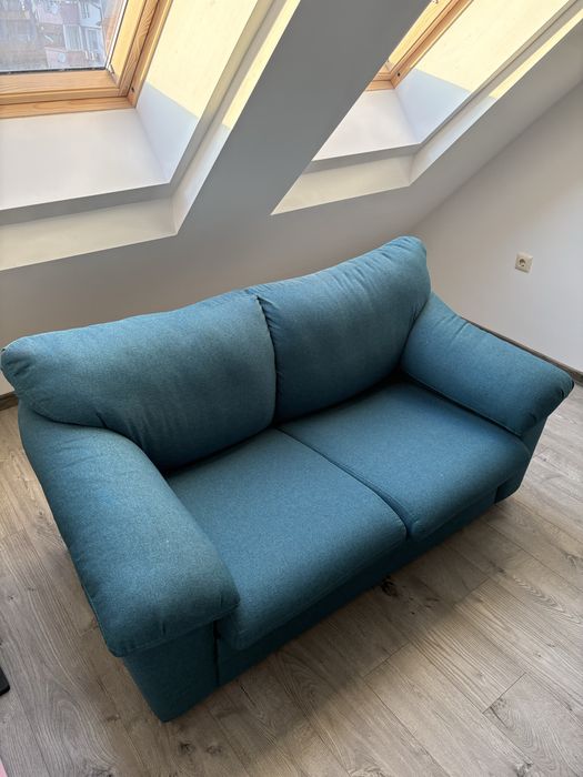 Двуместен разтегателен диван