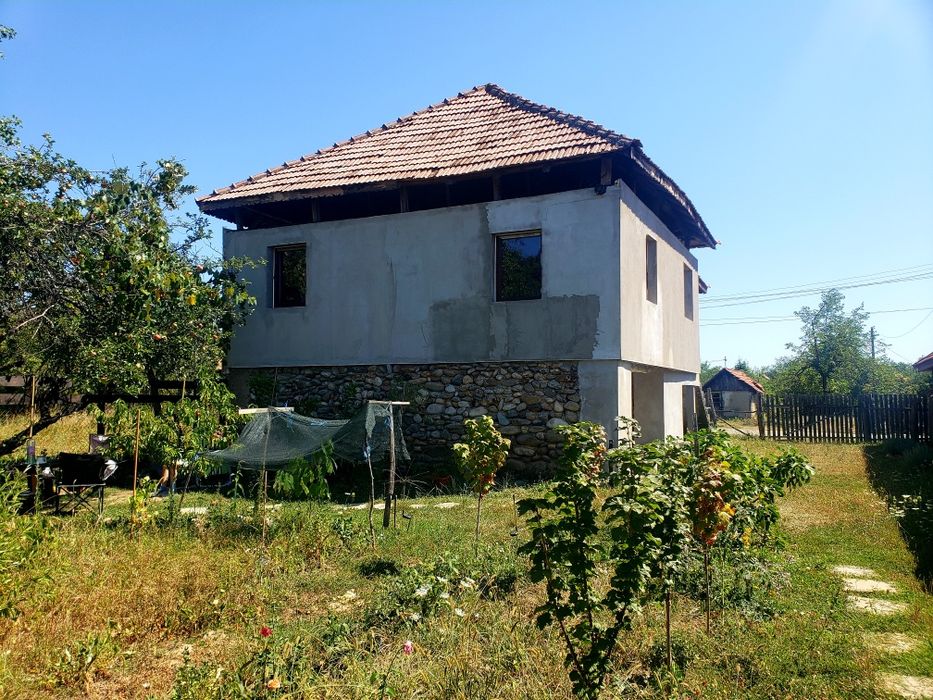 Vand casa aproape de oraș.