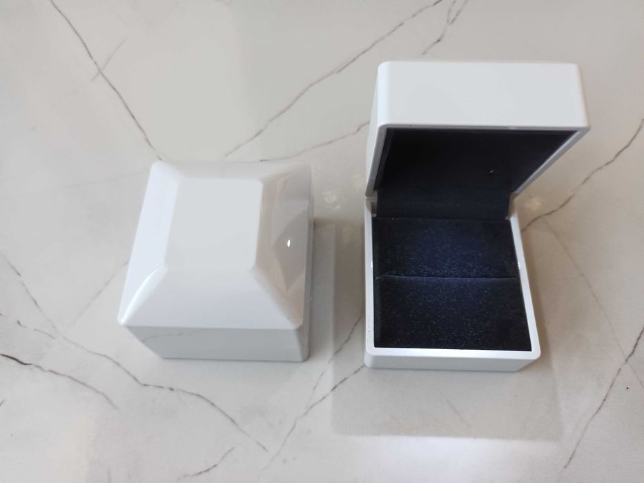 Златен пръстен, годежен пръстен, кутийка за пръстен, кутия