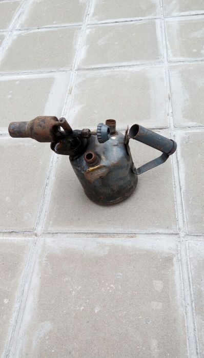 Стар кантар, други старинии и бензинова лампа