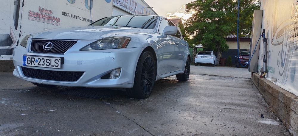 Vand Lexus is 2,2d fara defecte