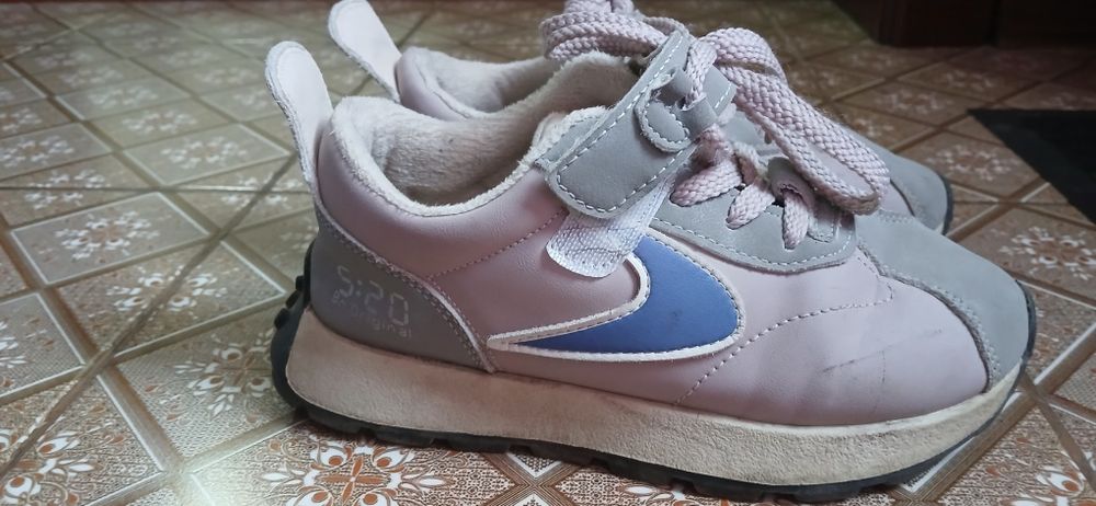 Продам тёплые кроссовки для девочек