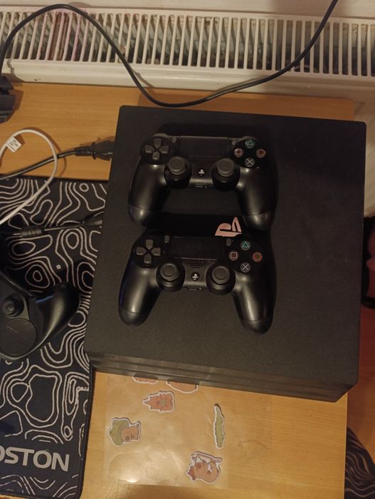 Ps4 pro cu doua manete și două jocuri originale