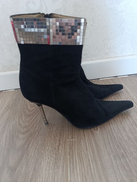 Замшевые ботинки на каблуках 38 разм