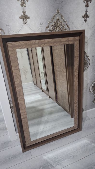 Зеркало в оправе настенное