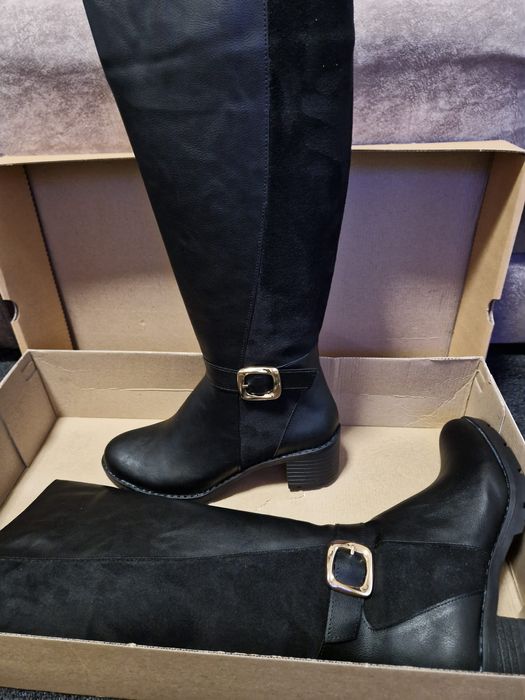 Botine zara marimea38-100ron
Botine dama mărimea 38-100 ron
Cizme dama