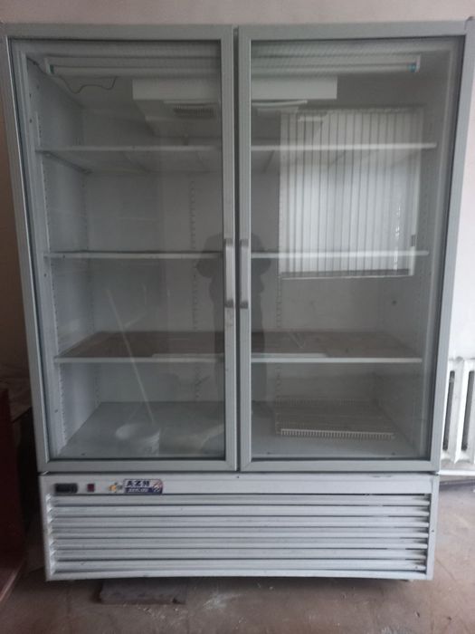 Продаю витринный холодильник