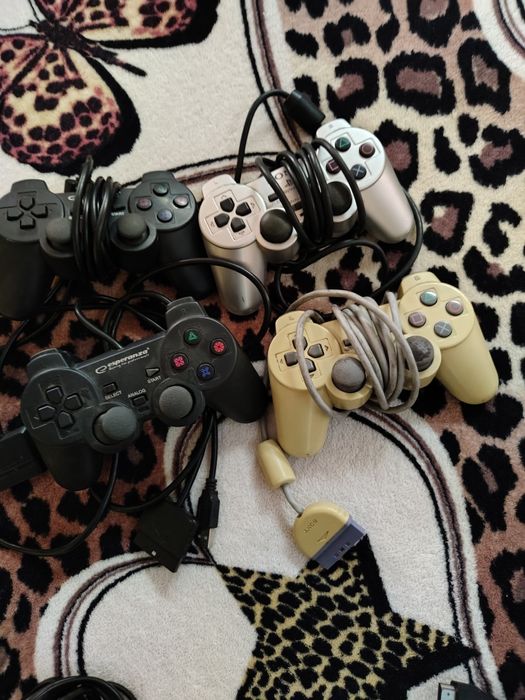 Vând PlayStation 2