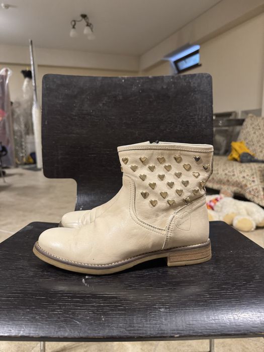 Бежевые ботинки