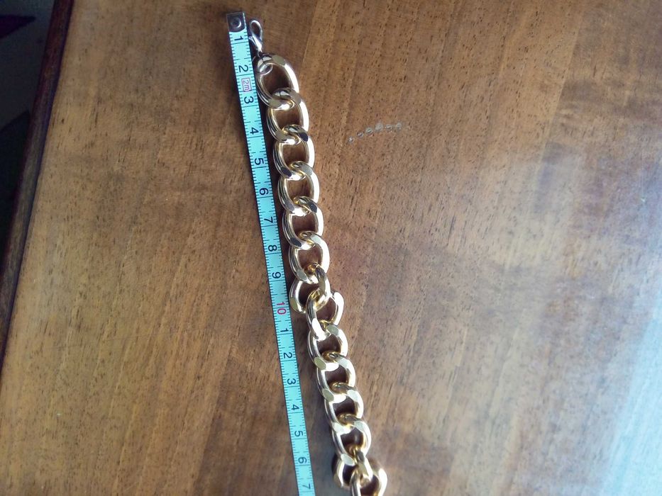 Широк ланец и твърда гривна