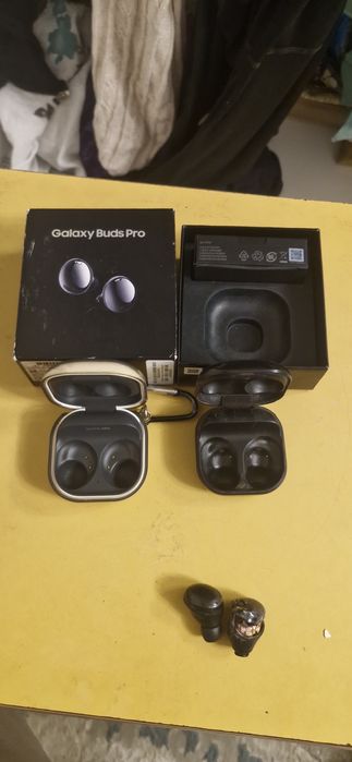 Продам от наушников кейс самсунг будс про и самсунг будс про 2